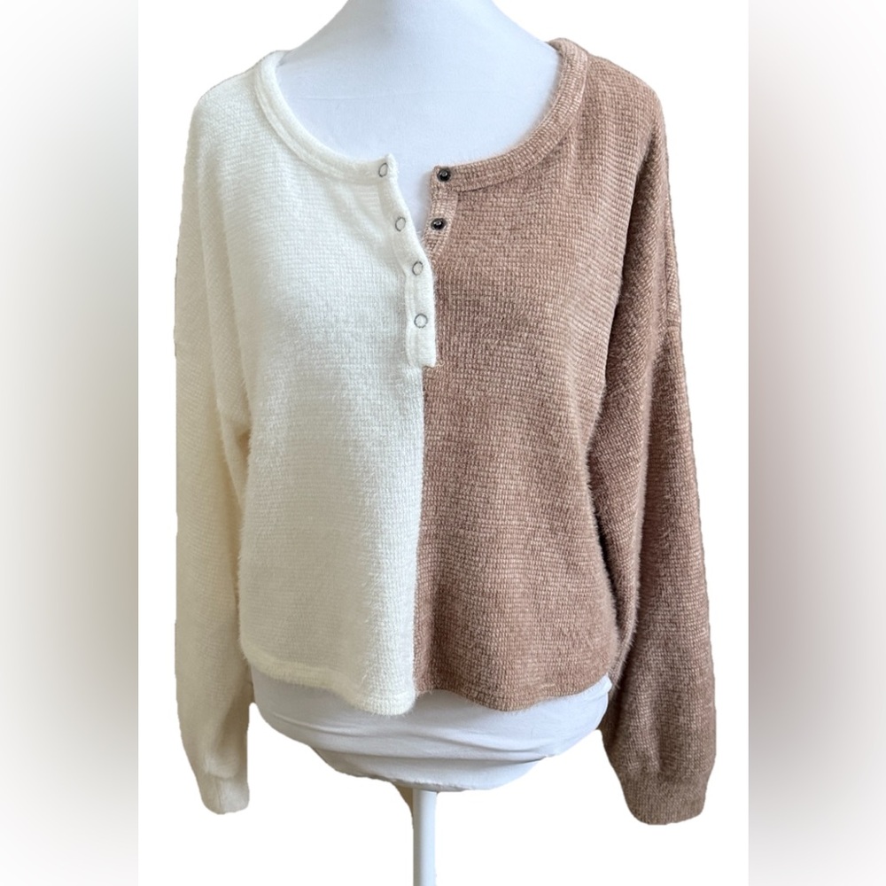 HOLLISTER Cream + Brown ColorBlock Henley Style Eyelash Cropped Sweater Medium